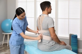 Skolyoz Nedir? Skolyoz Belirtileri Nelerdir?